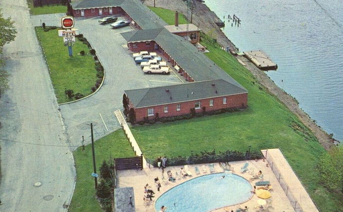 Riverside Motel & Marina (Riverside Motel) - Vintage Postcard